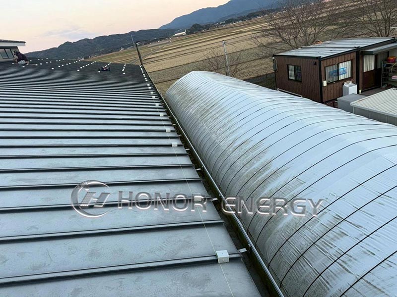 Тұрақты тігісті металл шатыр қысқыштары орнатылған және дайын